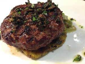 Hamburger_ puro vitellone irpino, provola fusa, pancetta croccante, pomodorini confit, cipolla di tropea caramellata alla senape e limone