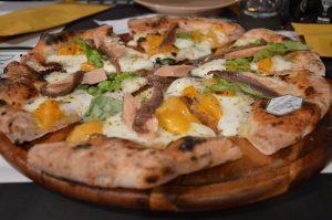 PIZZA con pomodori gialli, alici e tonno Aura