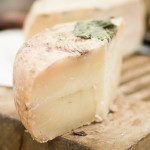 Giuseppe Vesi e Vittorio Beltrami insieme presso la bottega “Sagra: il covo dei Formaggi”