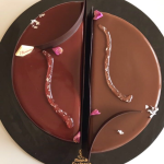 Torta Bon Bon. Delicata glassa a specchio che custodisce un morbido segreto