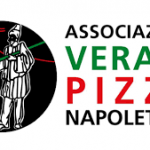 La statua del “Pizzaiolo Verace” è il regalo dei pizzaioli napoletani alla città di Napoli per festeggiare il riconoscimento dell’Unesco.
