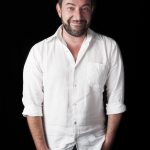 ArteInScala Gianluca Biscalchin in un’azione di arte site specific sulla gradinata del Chiatamone