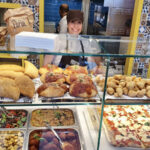 Apre in Via Toledo ESPRESSIONI POPOLARI. Nuovo format culinario che propone i piatti tipici della cucina napoletana in chiave street food.